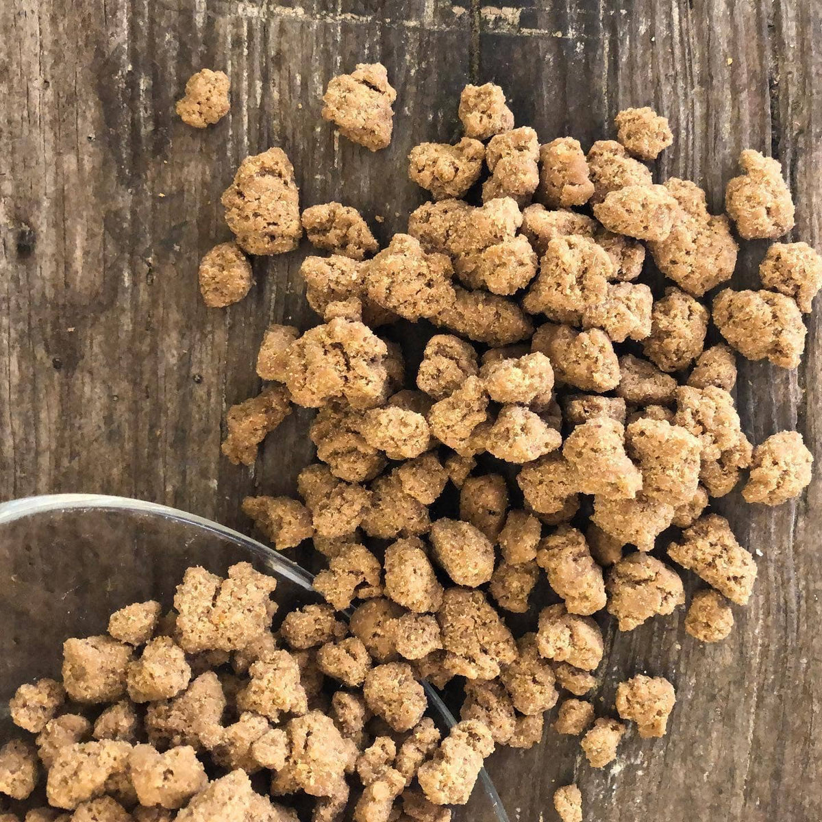 Getrocknetes Hühnchen-Crumble für Hunde und Katzen